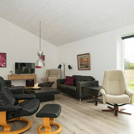 Iii Apartment *