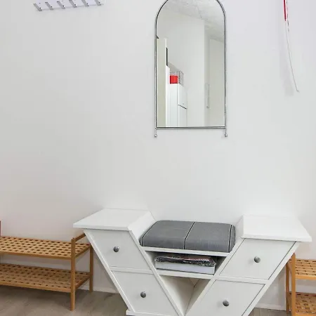 Iii Apartment *